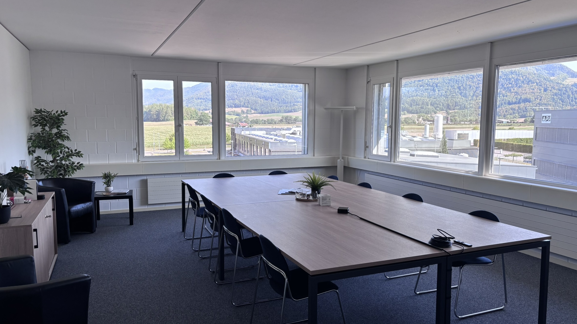 Salle Nova lumineuse avec vue panoramique sur la vallée